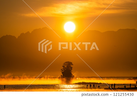 <Toyama Prefecture> Dawn at Amaharashi Coast: A spectacular view of Toyama <Toyama Prefecture> Dawn at Amaharashi Coast: A spectacular view of Toyama 121255430