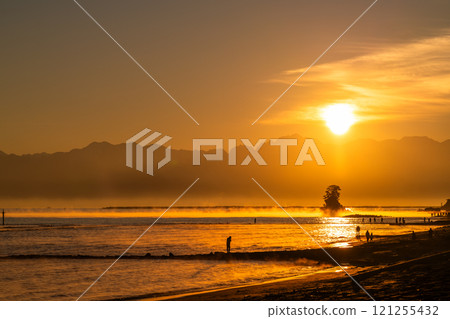 <Toyama Prefecture> Dawn at Amaharashi Coast: A spectacular view of Toyama <Toyama Prefecture> Dawn at Amaharashi Coast: A spectacular view of Toyama 121255432