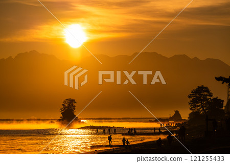 《富山縣》雨晴海岸的黎明，富山的壯麗景色 121255433