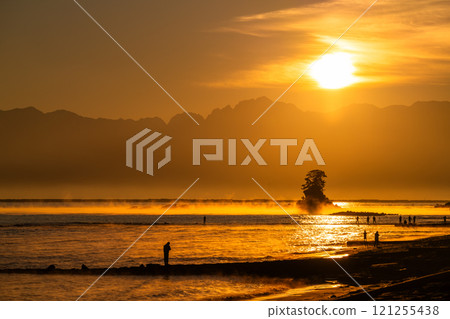 《富山縣》雨晴海岸的黎明,富山的壯麗景色 《富山縣》雨晴海岸的黎明,富山的壯麗景色 121255438