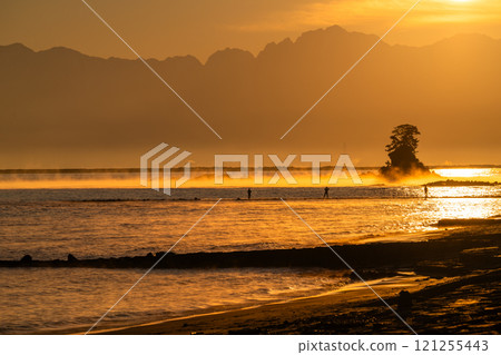 《富山縣》雨晴海岸的黎明,富山的壯麗景色 《富山縣》雨晴海岸的黎明,富山的壯麗景色 121255443