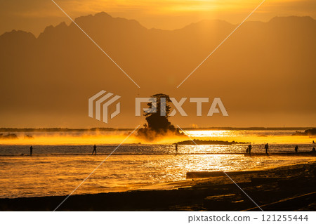<Toyama Prefecture> Dawn at Amaharashi Coast: A spectacular view of Toyama <Toyama Prefecture> Dawn at Amaharashi Coast: A spectacular view of Toyama 121255444