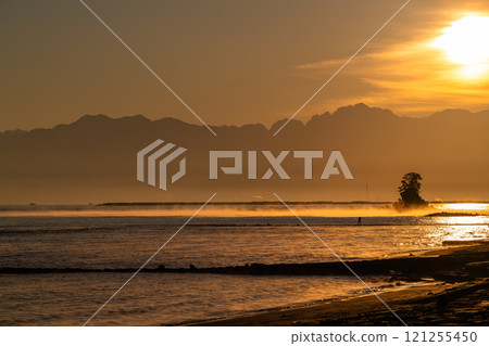 《富山縣》雨晴海岸的黎明，富山的壯麗景色 121255450