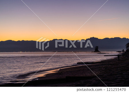 <Toyama Prefecture> Dawn at Amaharashi Coast: A spectacular view of Toyama 121255470