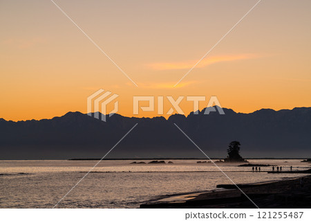 <Toyama Prefecture> Dawn at Amaharashi Coast: A spectacular view of Toyama 121255487