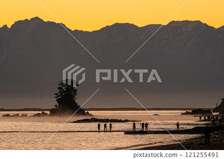 《富山縣》雨晴海岸的黎明,富山的壯麗景色 《富山縣》雨晴海岸的黎明,富山的壯麗景色 121255491