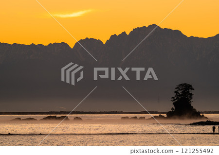 <Toyama Prefecture> Dawn at Amaharashi Coast: A spectacular view of Toyama <Toyama Prefecture> Dawn at Amaharashi Coast: A spectacular view of Toyama 121255492