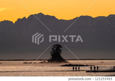 《富山縣》雨晴海岸的黎明，富山的壯麗景色 121255493