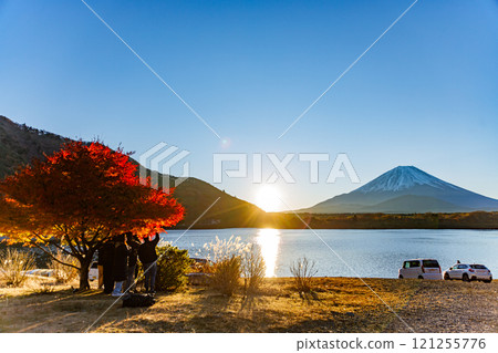 初冬湖邊的日出景色 121255776