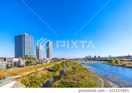 年底的日本東京城市景觀。景觀包括多摩河和武趙小杉站前的塔樓公寓大樓。陽光明媚的冬天...=17日 年底的日本東京城市景觀。景觀包括多摩河和武趙小杉站前的塔樓公寓大樓。陽光明媚的冬天...=17日 121255893