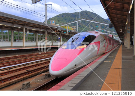 Hello Kitty Shinkansen stopped at Mihara Station (Hiroshima) 121255910