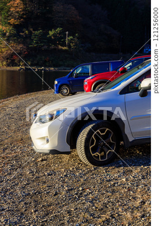 An SUV equipped with all-season tires that can be driven safely even on gravel roads near water 121256000