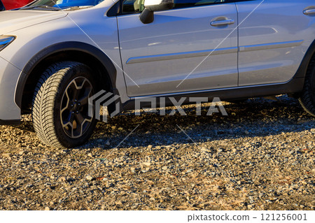 An SUV equipped with all-season tires that can be driven safely even on gravel roads near water 121256001