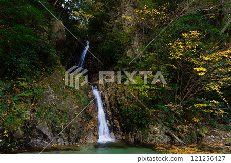 山谷裡的深秋景色 山谷裡的深秋景色 121256427