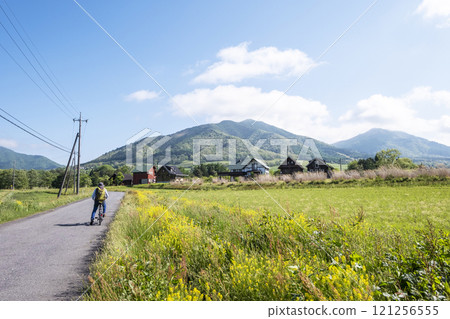 清新的綠意與初夏的騎乘形象（蒜山高原） 121256555