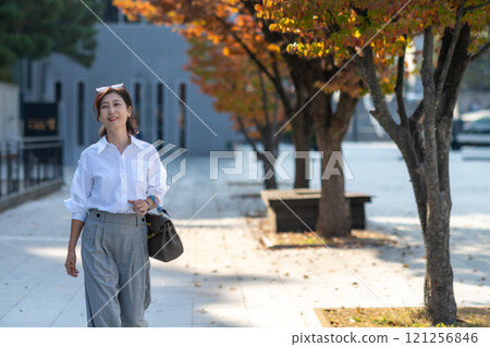 A middle-aged woman's lifestyle 121256846