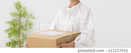 拎著行李的女子形象(照片素材) 拎著行李的女子形象(照片素材) 121257033
