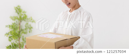 拎著行李的女子形象（照片素材） 121257034