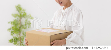 拎著行李的女子形象(照片素材) 拎著行李的女子形象(照片素材) 121257035