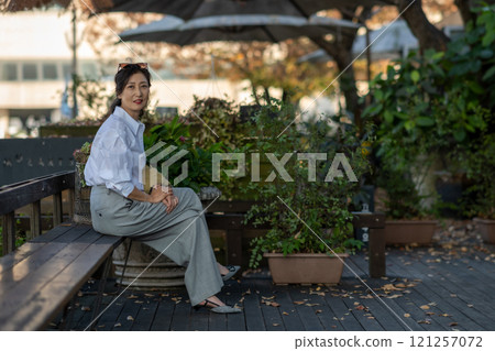 A middle-aged woman's lifestyle 121257072