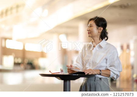 A middle-aged woman's lifestyle 121257073