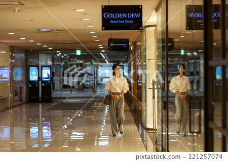 A middle-aged woman's lifestyle 121257074