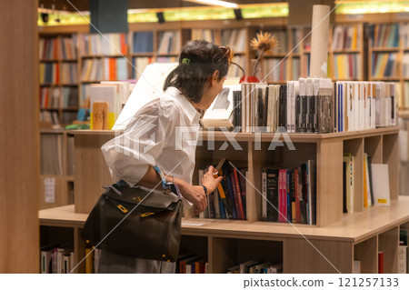 A middle-aged woman's lifestyle 121257133