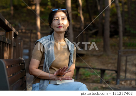 A middle-aged woman's lifestyle 121257402