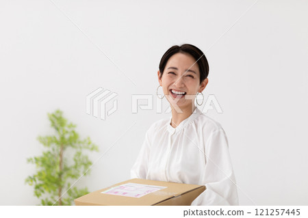 拎著行李的女子形象(照片素材) 拎著行李的女子形象(照片素材) 121257445