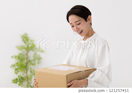 拎著行李的女子形象(照片素材) 拎著行李的女子形象(照片素材) 121257451