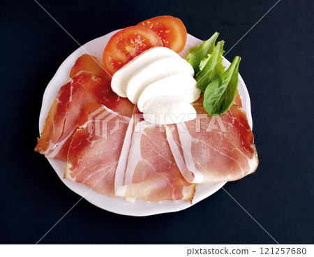 生火腿火腿馬蘇里拉起司番茄義大利食品配料 生火腿火腿馬蘇里拉起司番茄義大利食品配料 121257680