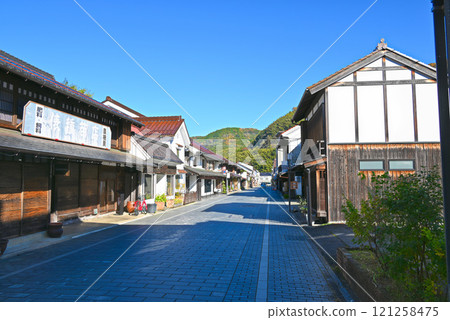 Tsuwano Castle Town: Scenery of Honmachi Street lined with large merchant houses [Tsuwano Town, Shimane Prefecture] 121258475