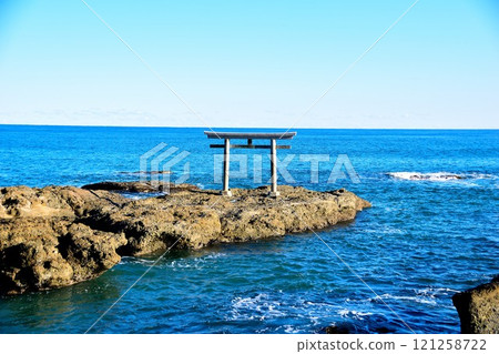 Torii漂浮在海中 Torii漂浮在海中 121258722