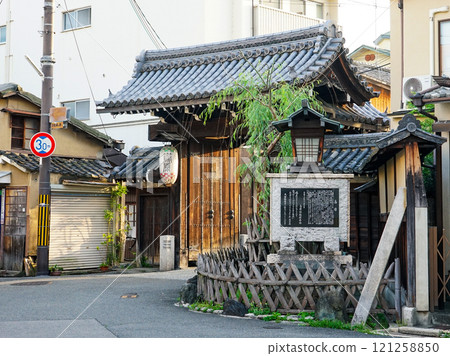 Shimabara Daimon Gate (Hanayamacho Street, Shimogyo Ward, Kyoto City) 121258850