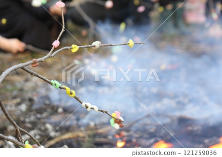 Sankuro's eyebrow ornaments wrapped around the branches Sankuro's eyebrow ornaments wrapped around the branches 121259036