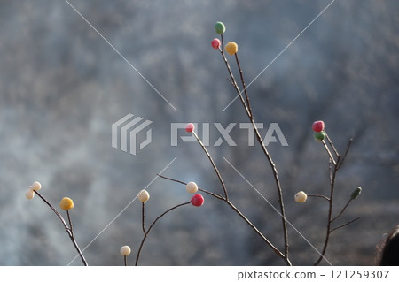 真玉玉和三九郎的煙霧黏在樹枝上 121259307