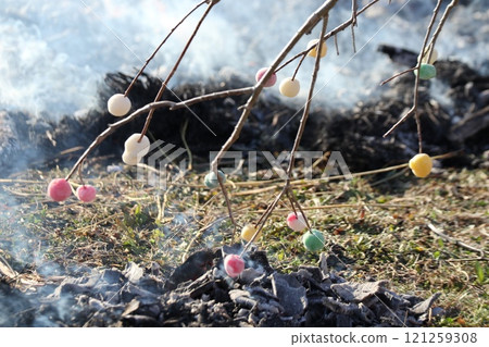 Sankuro roasting mayudama decorations over a roaring fire 121259308