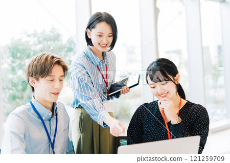 Business scene of men and women group 121259709