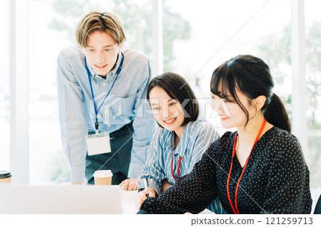 Business scene of men and women group 121259713
