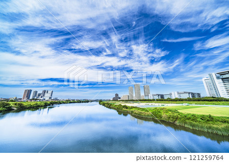 從多摩川和煤氣橋看到的武藏小杉和下丸子的城市景觀[神奈川縣川崎市 - 東京都大田區] 121259764