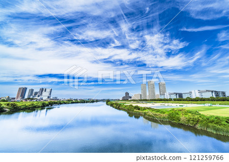夏季從多摩川和煤氣橋看到的武趙小杉和下丸子的城市景觀[神奈川縣川崎市 - 東京都大田區] 121259766