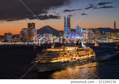 <Kanagawa Prefecture> Night view of Yokohama Minato Mirai and a luxury cruise ship departing <Kanagawa Prefecture> Night view of Yokohama Minato Mirai and a luxury cruise ship departing 121260130