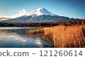 遠處高聳的富士山，充滿復古氣息 121260614
