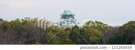 Osaka castle, one of the most famous castles and tourist landmarks in Japan 121260939