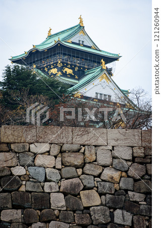 Osaka castle, one of the most famous castles and tourist landmarks in Japan 121260944