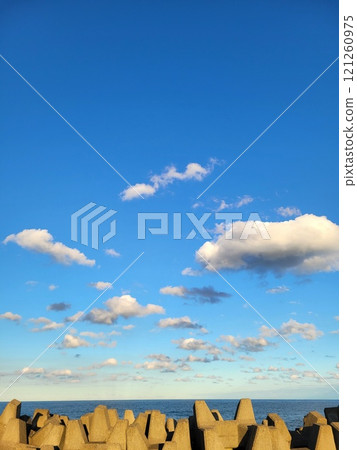 漂浮在海中的雲 121260975