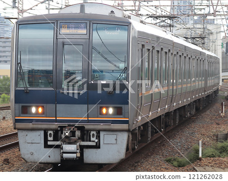 207 series local train bound for Takarazuka (S37) entering Tsukamoto Station 207 series local train bound for Takarazuka (S37) entering Tsukamoto Station 121262028