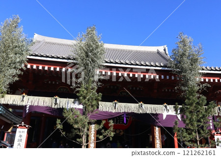 新年期間的淺草寺正殿 121262161