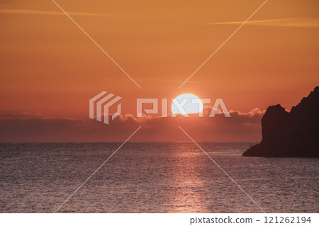 Sunrise or sunset over sea surface Sunrise or sunset over sea surface 121262194