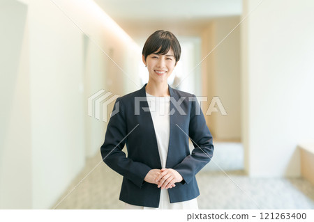 看照相機的一個少婦 121263400